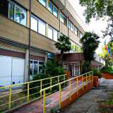 Originariamente venne ospitato in via Re David, in un palazzo di fianco al Provveditorato, poi nel 1980 il Salvemini venne spostato nel neonato Polivalente di Japigia: un complesso dotato di verde, grandi palestre, piste di atletica e arene all�aperto (strutture che nel tempo sono stato per� un po� trascurate) 